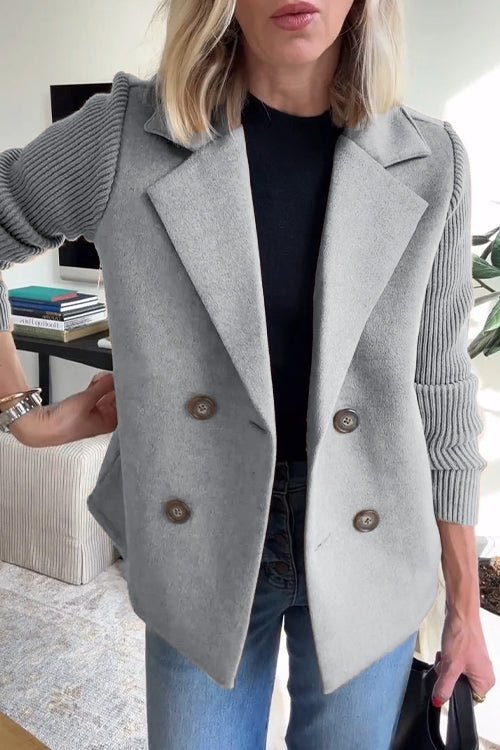 Amora - Elegant Jakke med Strikkede Ærmer